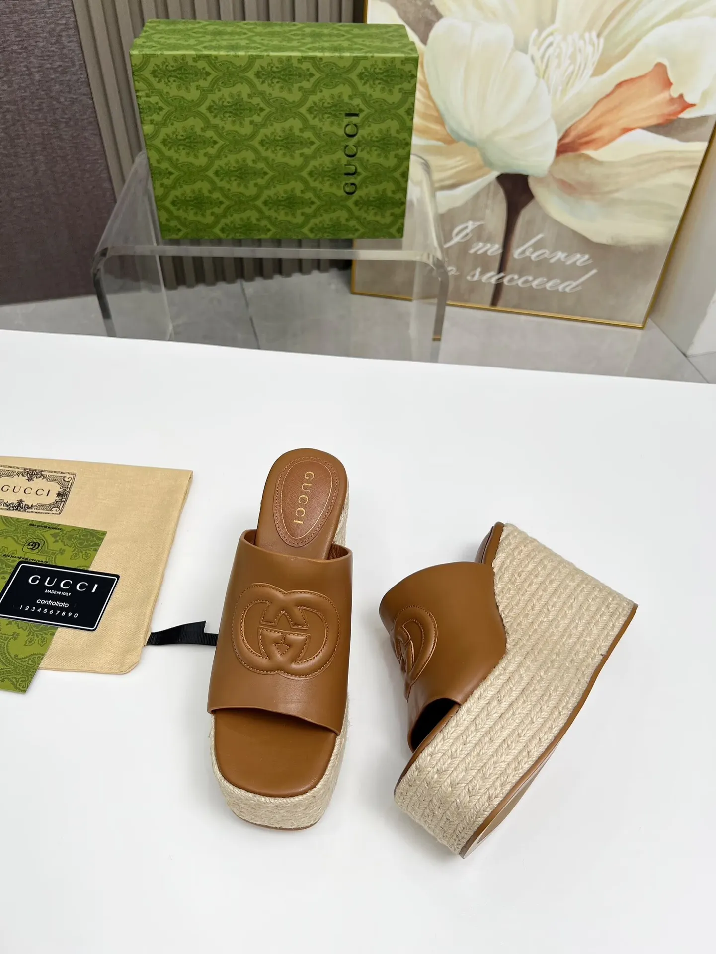 👟👟Ex-factory price 460👟👟 Gucci's new slippers, fashionable, high-end and full of personality✅ Very stable, comfortable and durable for daily use, convenient and unique for daily matching, a must-have classic for summer, the upper is made of GUCCI brand stitching Fabric: cowhide Lining/foot pad: sheepskin Water platform height: 11cm Color: black, white, brown Code number: 35-42 (41 and 42 need to be customized) Packaging: Comes with cloth bag and card.
